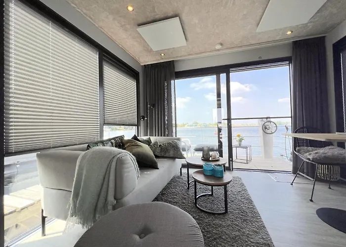 Jopies Houseboat Holiday home Maasbommel