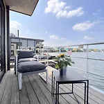 Jopies Houseboat *