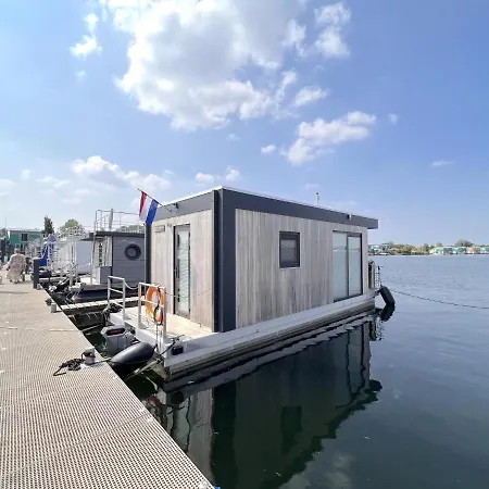 בית נופש Jopies Houseboat *