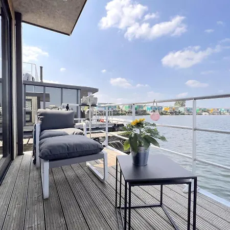 Jopies Houseboat *