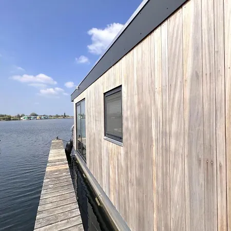 Jopies Houseboat בית נופש *
