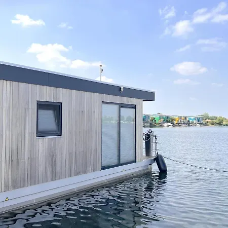 בית נופש Jopies Houseboat *